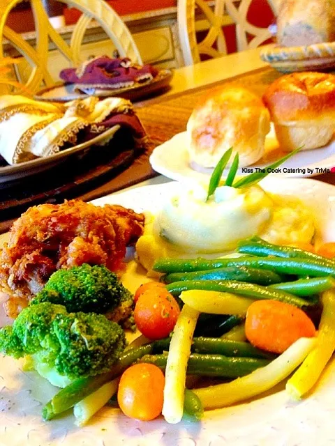 Being from Texas, I must have a True Southern Dish on my catering menu!! This is my Crispy Fried Chicken, Creamy Garlic Mash-Potatoes, Green Beans, Yellow Wax B|Taste-New Americanさん