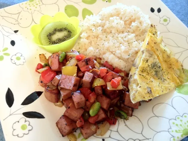 Snapdishの料理写真:スパムと4色野菜のドライカレー&椎茸とパルメザンチーズのオムレツ|Jung ShinYoungさん