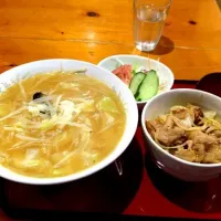 Snapdishの料理写真:みそラーメンとミニ焼肉丼|阿部慎治さん