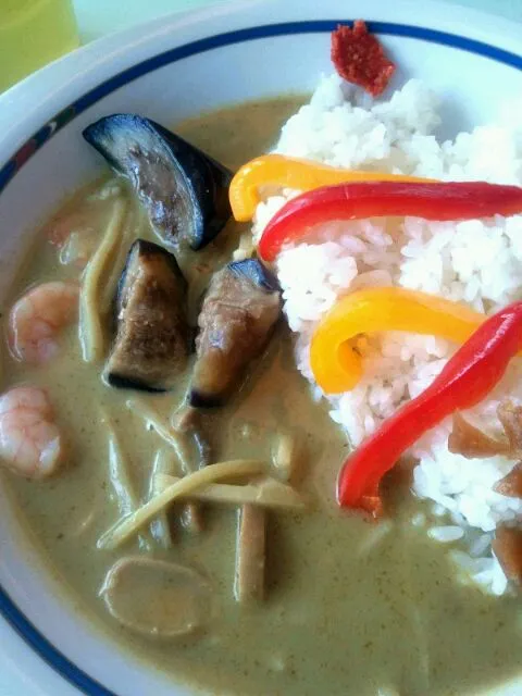 今日もカレー(^^;だって他に食べたいものがなかったのだものー　海老と茄子のグリーンカレー@社食|hazukiさん