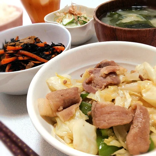 Snapdishの料理写真:肉野菜炒め・ひじきの煮物・きゅうりの塩もみ おかかマヨ和え・玉ねぎと大根とわかめの味噌汁|kie3さん