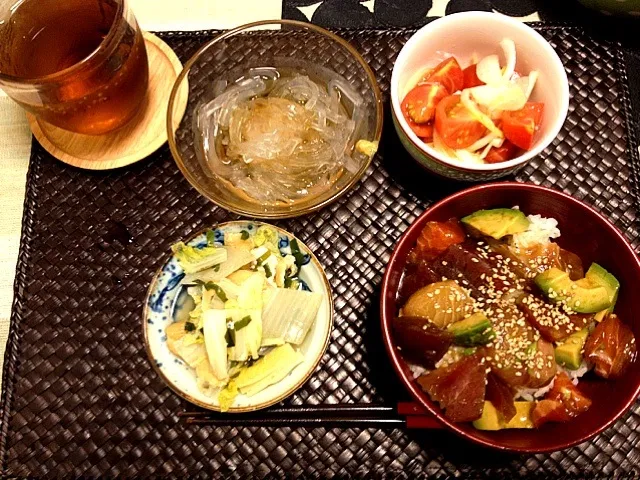 お刺身3種とアボカドの漬け丼、白菜と油揚げの煮物、トマトと玉ねぎのマリネ、ところてん|ひかりさん