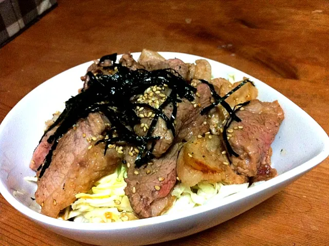 豚肉とキャベツのガーリック甘辛丼|ひなはるさん