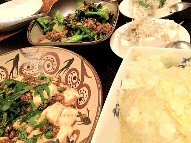 Snapdishの料理写真:今日は中華。麻婆豆腐、ブロッコリーとワカメ、コーンと牛肉のオイスター炒め、キャベツと春雨のあっさり煮、しらす豆腐。|松浦有里さん