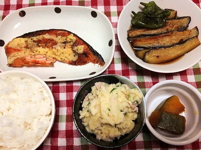 鮭のマヨネーズ焼き 茄子とシシトウの素揚げ カボチャの煮物 ポテトサラダ|あつんさん