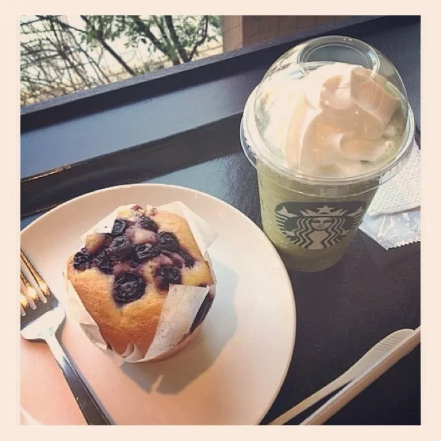 Snapdishの料理写真:ソイ抹茶クリームフラペチーノ・ブルーベリー＆クリームチーズマフィン @Starbuks Coffee|yahさん