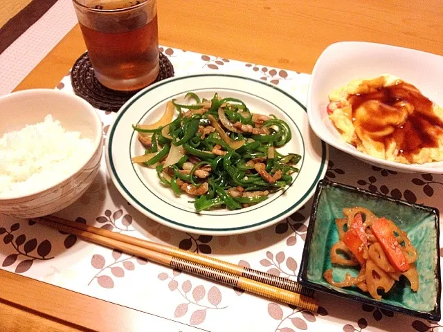 Snapdishの料理写真:青椒肉絲とカニカマ玉定食|めんこさん