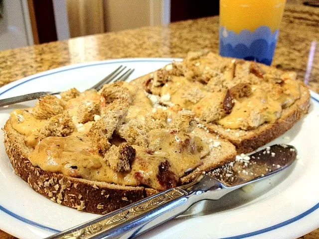 Garlic, mushroom, sun-dried tomato and prawns sauce on wholegrain bread|James Balingitさん