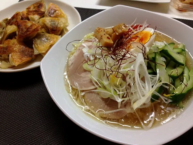 冷やし鶏塩麺と大阪・点天のひとくち餃子|HassyHさん