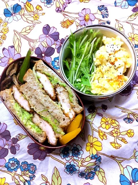 今日のおべんと。チキンカツサンド、万願寺唐辛子と舞茸とジャコのバター醤油炒め、ポテトサラダ、パプリカピクルス。|nozomi tsujiさん