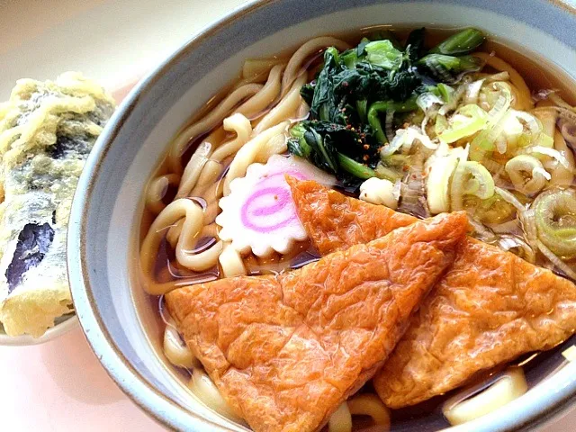 今日の社食はきつねうどん with 天ぷらトッピング。290円＋90円。|ルーア・ブランカさん