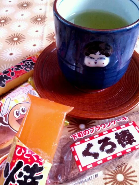 Snapdishの料理写真:ひとりde駄菓子とお茶。|まにまぁるさん