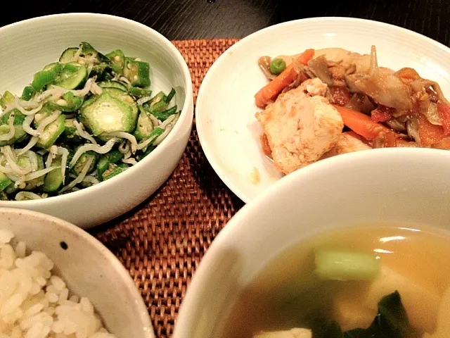 Snapdishの料理写真:引き続き野菜たっぷり和定食🎶  鶏肉と厚揚げの🍅風味野菜炒め、キュウリ、オクラ、しらすの酢醤油、小松菜と豆腐のお澄まし、ご飯|松浦有里さん