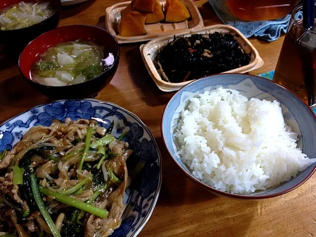 Snapdishの料理写真:豚と小松菜の炒めもの、アーサと野菜のみそ汁|すかラインさん