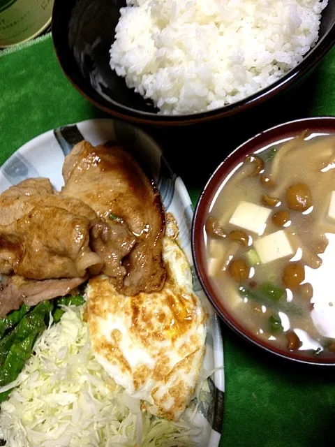 #夕飯 味噌汁(みそ豆腐ナメコ万能ねぎ)、ししとう焼き、豚しょうが焼き。ヤッターー目玉焼きがのってるーー！ 白米と味噌汁をおかわりしたよ。|ms903さん