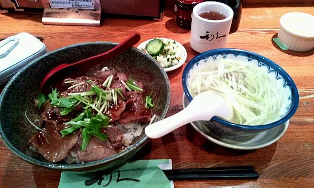 牛ﾀﾝ丼 ﾃｰﾙｽｰﾌﾟ|平澤彩奈さん