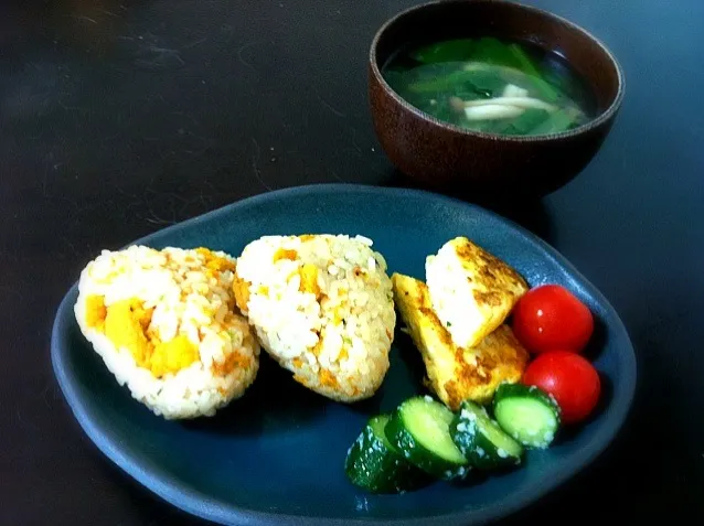 今朝の朝ごはんは雲丹炊き込みご飯の余りがおにぎりになって豪華(((o(*ﾟ▽ﾟ*)o)))|ままぞうさん