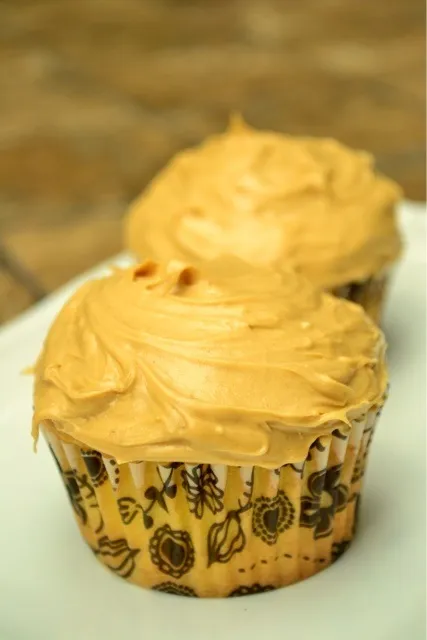 Yellow cupcakes with peanut butter filling and pb icing|liisさん