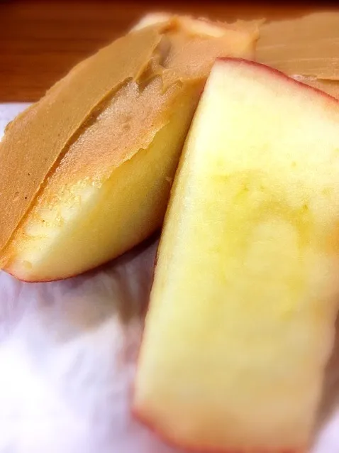 Snapdishの料理写真:peanut butter apples|helen kamさん