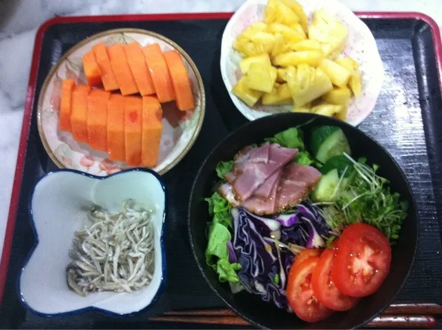 今日の朝飯はサラダと果物中心|shinさん