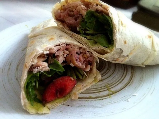 cold roast chicken wrap with rocket, cherries and guacamole|karen limさん