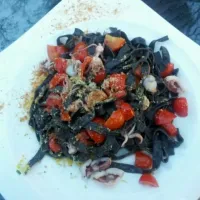 Snapdishの料理写真:squid ink pasta with cherry tomato and squid|szeyenさん