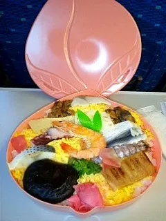 岡山駅で買った「桃太郎の祭りずし」|おうちご飯と外食の記録^^さん