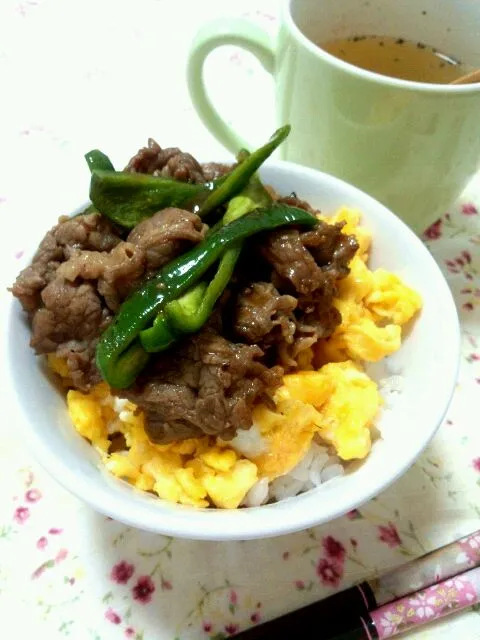 今日の手抜き夕飯はスタミナ丼と、野菜スープ|わこさん