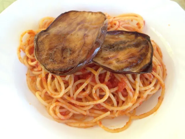 pasta al pomodoro con melanzane fritte|jm gobetさん