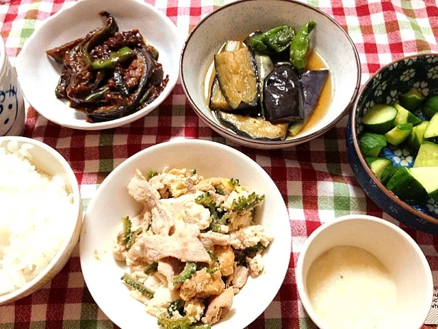 ゴーヤチャンプル 茄子とシシトウの肉味噌炒め 茄子とシシトウの素揚げ とろろ 浅漬|あつんさん