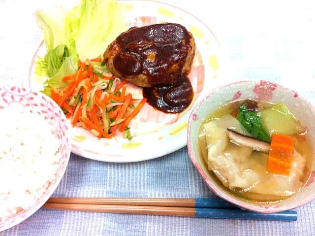 チーズinハンバーグ、五目ワンタンスープ、野菜のナムル|mikishiiさん