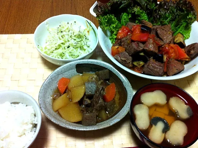 牛肉と茄子トマトの醤油焼き、牛すじ煮込み、キャベツとカボスのサラダ、松茸麩のおすまし。|Angie44さん