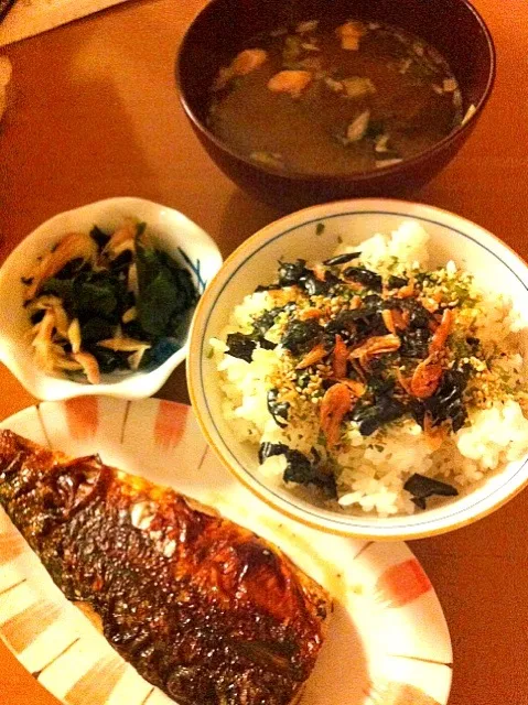 Snapdishの料理写真:今日のダンナ飯 鯖塩焼き、わかめ酢、味噌汁（きくらげ、ネギ）|yoshiee mizutaniさん