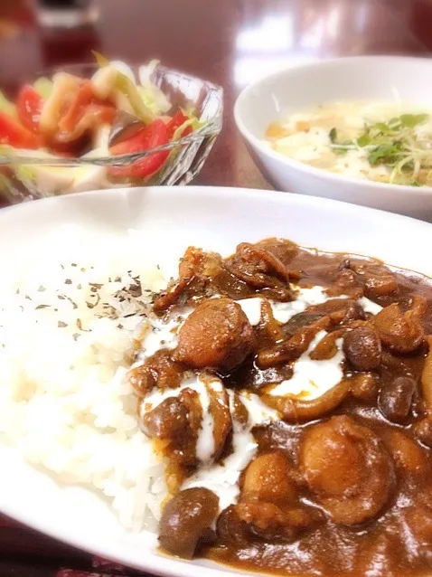 ベビーホタテと茸のカレー・サーモンと茸のマリネサラダ・トロトロ豆腐と玉子のスープ|かっぴーさん