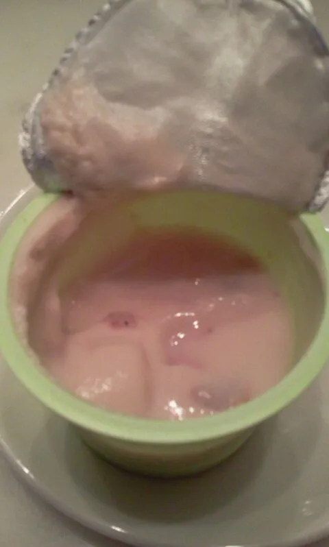 Snapdishの料理写真:strawberry yoghurt|maisiさん