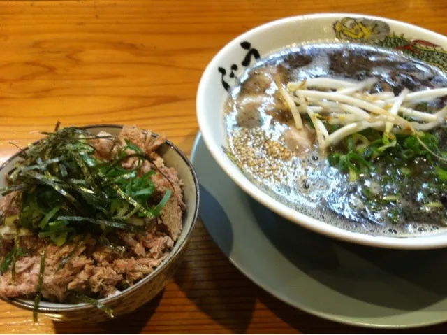 Snapdishの料理写真:博多黒とんこつラーメンとチャーネギごはん|ryu147さん