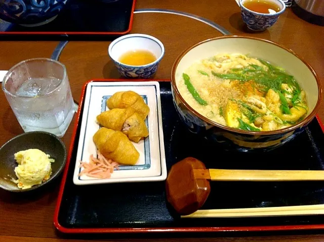 Snapdishの料理写真:我が家の近くはラーメン激戦区！今日は娘とご近所のお蕎麦屋さんで夕食。グラスは焼酎のロックです(^_^)|J★Oさん