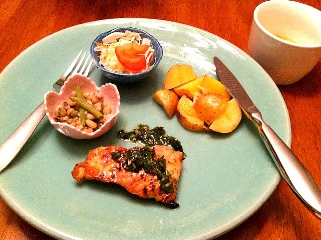 grilled chicken with garlic basil oil, curry flavored beans, cabbage salad and sesami oil flavored egg drop soup|Yoshinaさん