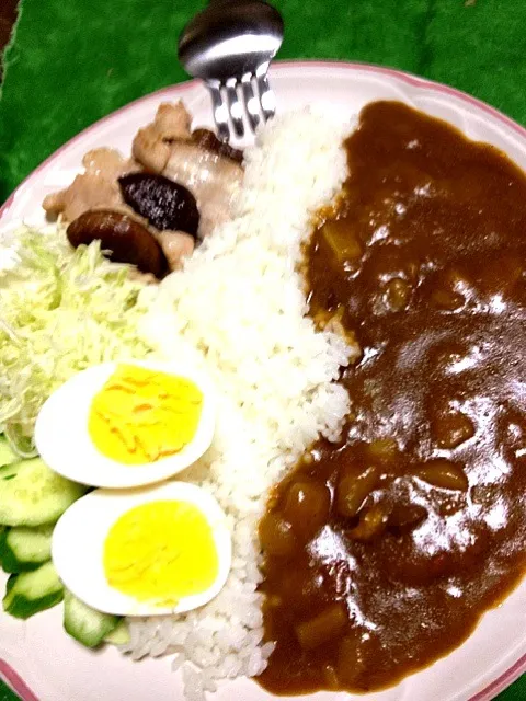 #夕飯  全部のせカレーライスだよ(白米カレー茹で卵きゅうりキャベツ椎茸豚ばら炒め)|ms903さん