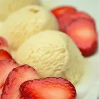 Homemade vanilla ice cream with strawberries|liisさん