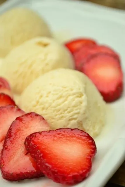 Snapdishの料理写真:Homemade vanilla ice cream with strawberries|liisさん