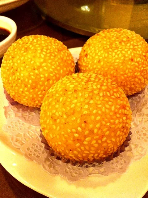 Snapdishの料理写真:芝麻球Glutinous rice sesame balls|jeanさん