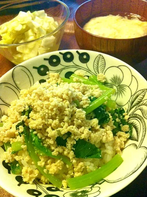 8/11昼御飯  小松菜と鶏そぼろ丼  キャベツサラダ  中華スープ|yukiyamasakiさん