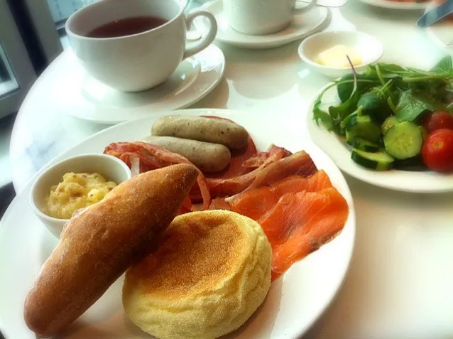 優雅な朝食。センスが問われる。|hirotomoさん