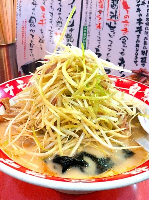 Snapdishの料理写真:ねぎを乗せた、南蛮ラーメン  麺よりねぎのほうが多いよう(￣▽￣)|ももさん