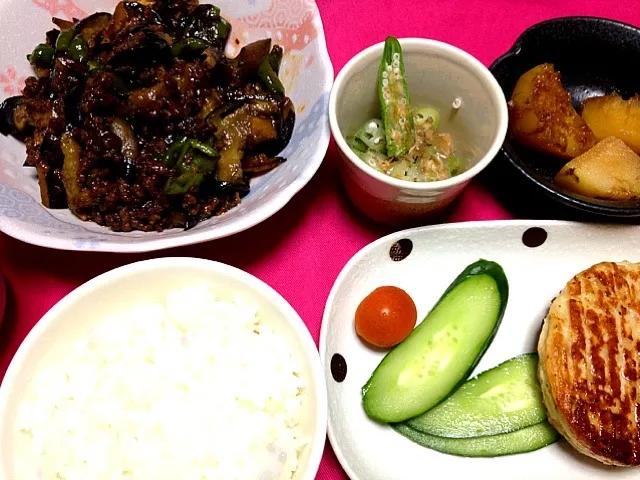 Snapdishの料理写真:豆腐ハンバーグ 茄子とピーマンひき肉醤油炒め  イモの煮物 オクラ|あつんさん