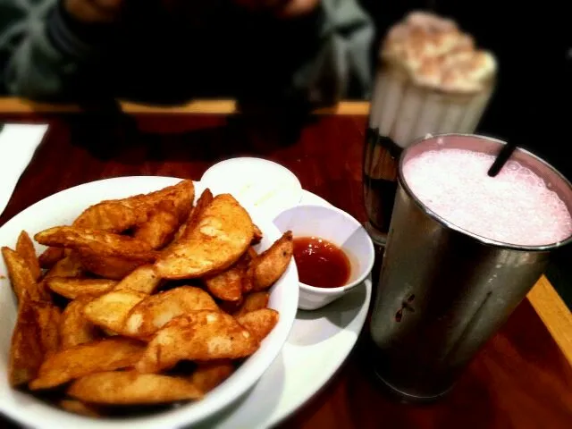 Snapdishの料理写真:potato wedges with milk shake|judyさん