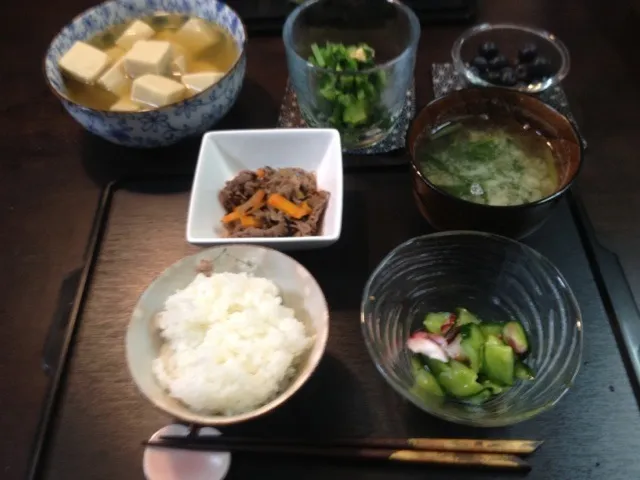 Snapdishの料理写真:夕ご飯：高野豆腐の含め煮、牛肉とヒジキ人参こんにゃくの炒め煮、きゅうりもみ(タコ)、小松菜と寒天のお味噌汁、大根葉の浅漬け、白米、ブルーベリー。|piyokoさん