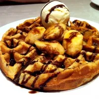 Waffle w caramelized bananas and vanilla ice cream