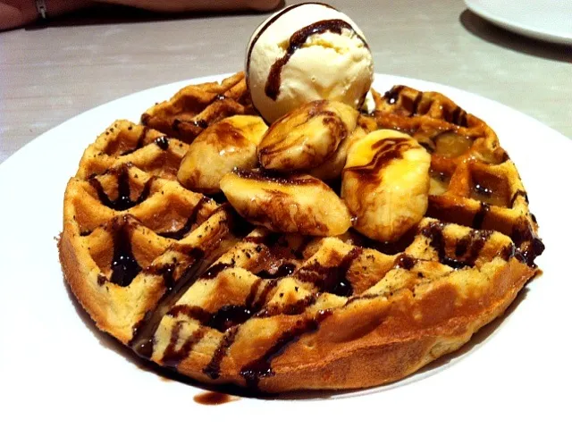 Waffle w caramelized bananas and vanilla ice cream|ayizhenさん